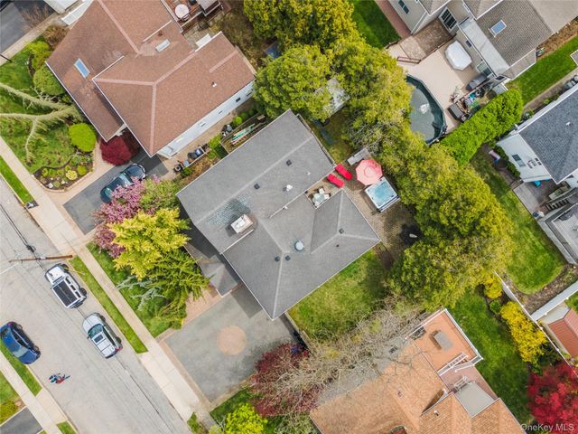 2064 Oliver Way, Merrick, NY 11566