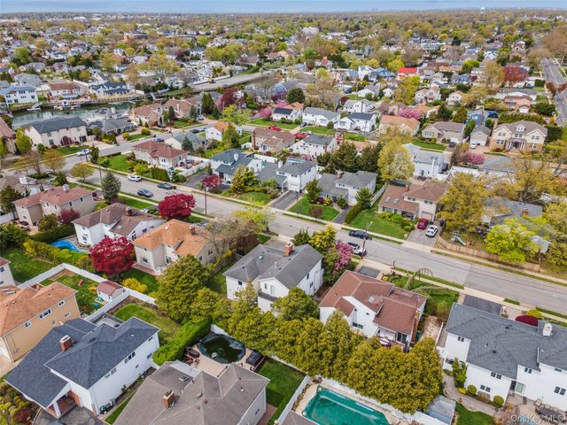 2064 Oliver Way, Merrick, NY 11566