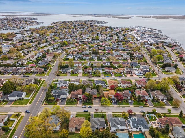 2064 Oliver Way, Merrick, NY 11566