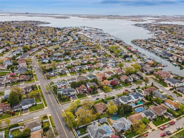 2064 Oliver Way, Merrick, NY 11566