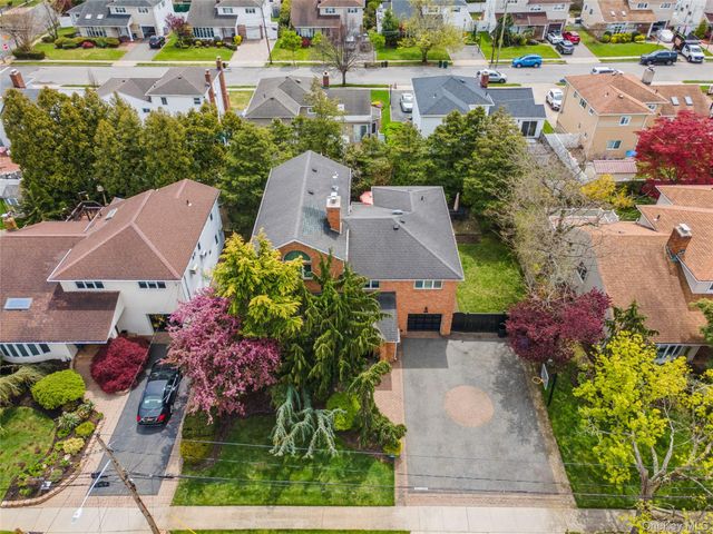 2064 Oliver Way, Merrick, NY 11566