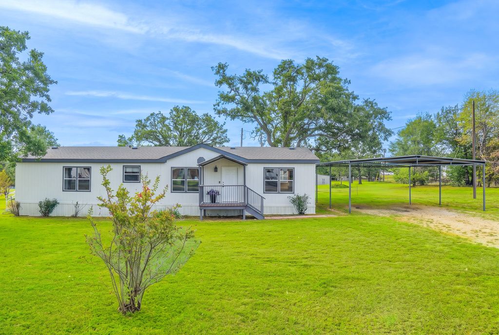 104 Hill Top Court, Springtown, TX 76082 — exterior