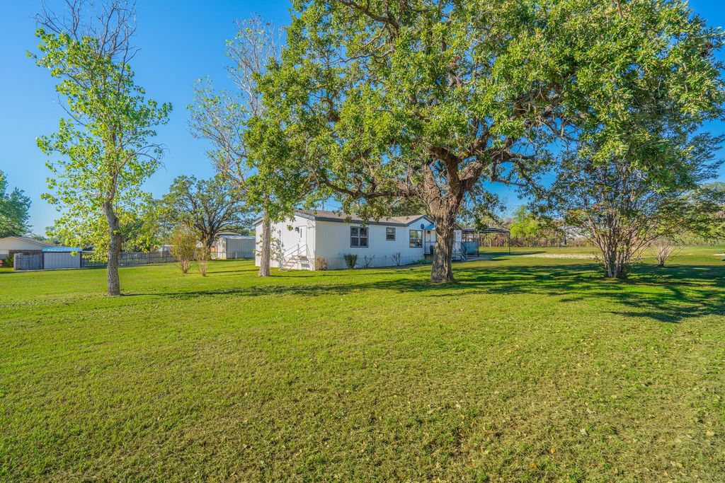 104 Hill Top Court, Springtown, TX 76082 — photo 2