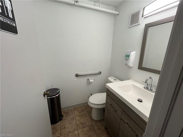 12155 Metro PKWY # 4, Fort Myers, FL 33966