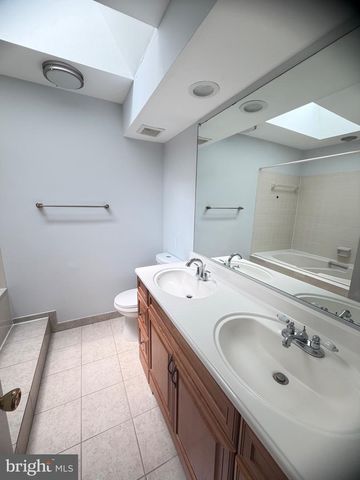 1111 HALESWORTH DR, Rockville, MD 20854