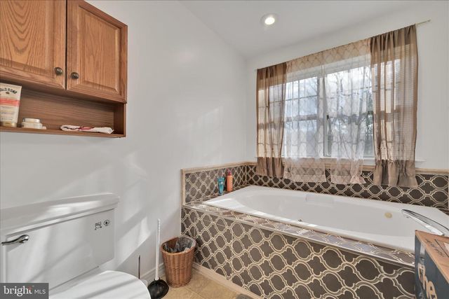 228 LONGVIEW DR, Reading, PA 19608