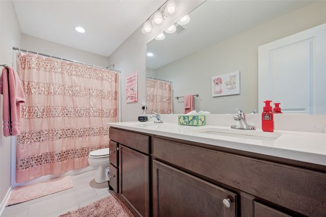 290 Amberwood Drive, Pleasant Hill, IA 50327