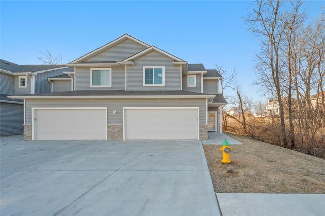 290 Amberwood Drive, Pleasant Hill, IA 50327