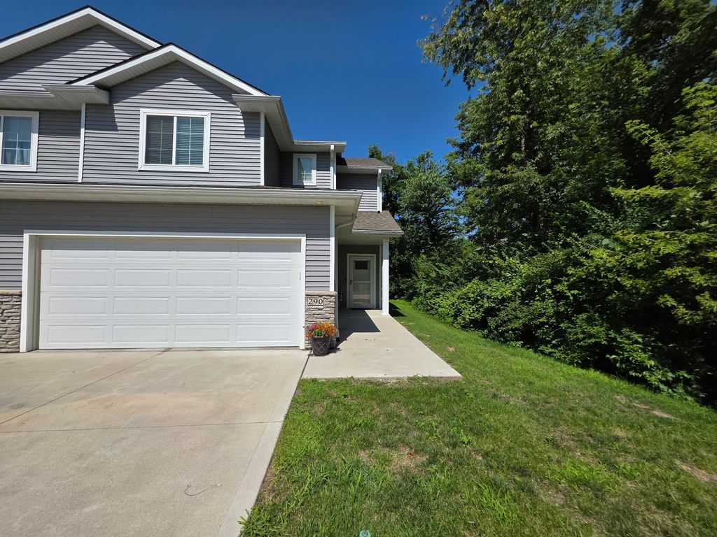 290 Amberwood Drive, Pleasant Hill, IA 50327