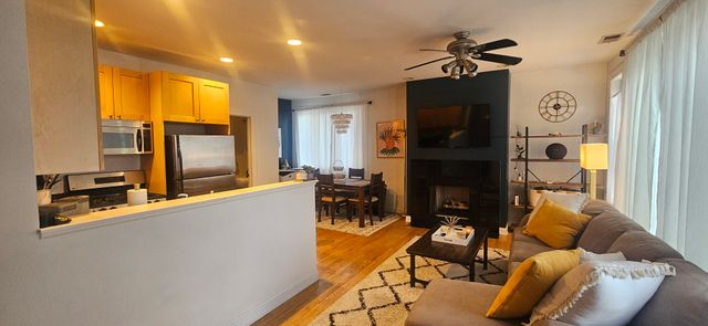 842 N RACINE Avenue 202, Chicago, IL 60642