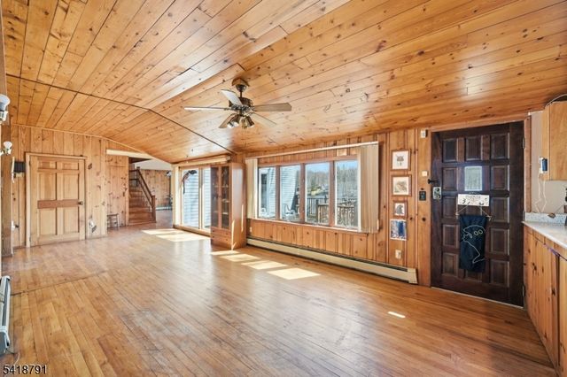 27 Plaza Dr, Hampton Twp., NJ 07860