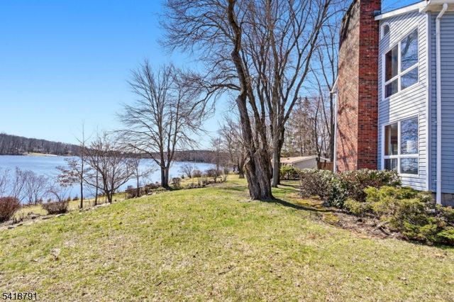 27 Plaza Dr, Hampton Twp., NJ 07860