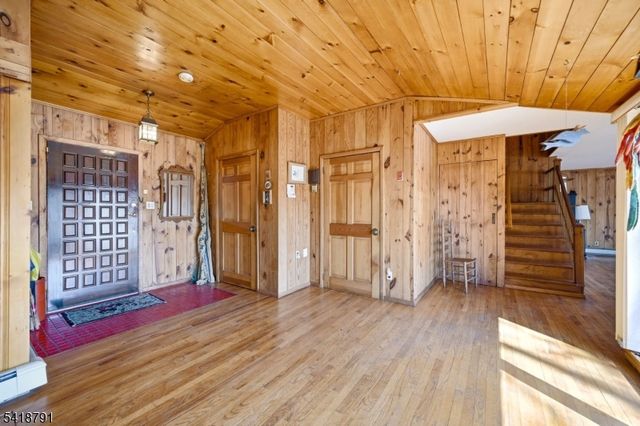 27 Plaza Dr, Hampton Twp., NJ 07860