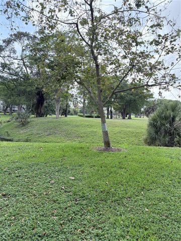 605 Oaks Drive 307, Pompano Beach, FL 33069