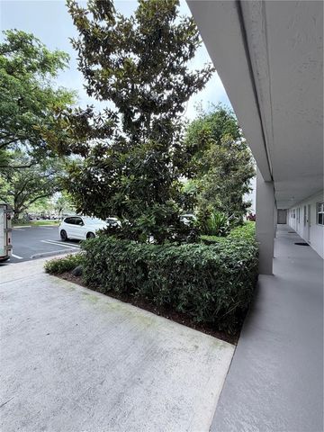 605 Oaks Drive 307, Pompano Beach, FL 33069