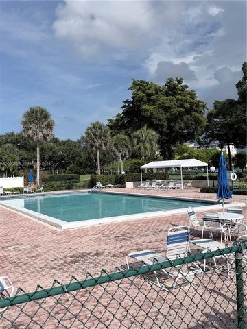 605 Oaks Drive 307, Pompano Beach, FL 33069