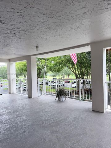 605 Oaks Drive 307, Pompano Beach, FL 33069