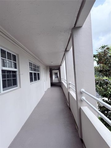 605 Oaks Drive 307, Pompano Beach, FL 33069