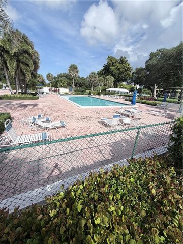 605 Oaks Drive 307, Pompano Beach, FL 33069