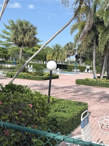 605 Oaks Drive 307, Pompano Beach, FL 33069