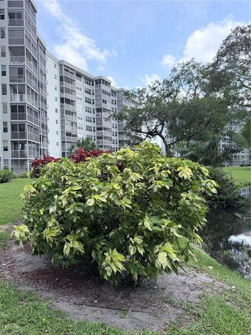 605 Oaks Drive 307, Pompano Beach, FL 33069