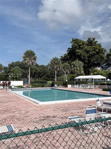 605 Oaks Drive 307, Pompano Beach, FL 33069