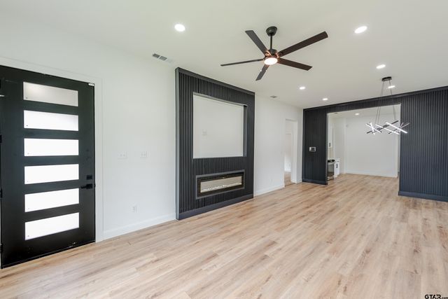 1279 Bonham St., Paris, TX 75460