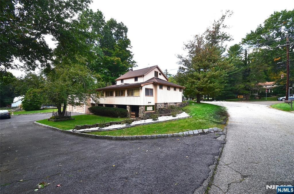 830 Circle Avenue, Franklin Lakes, NJ 07417