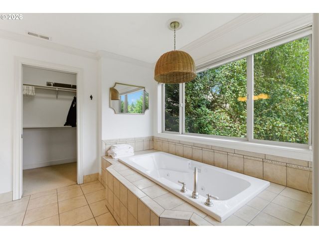 1738 GALLERY Way, West Linn, OR 97068