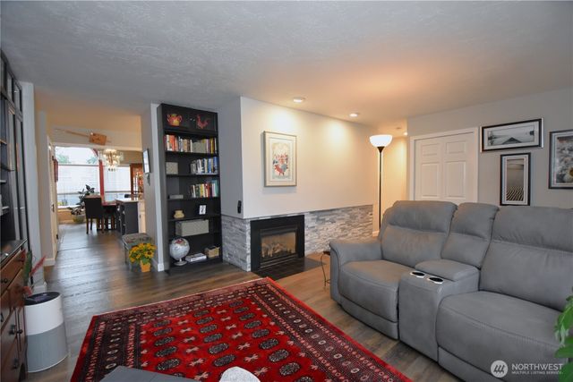 1304 Hillcrest Parkway, Mount Vernon, WA 98274