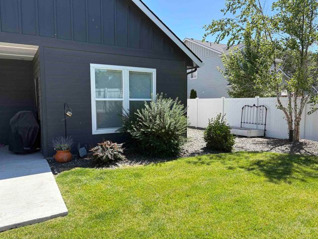 8112 Fountain Brook St, Middleton, ID 83644