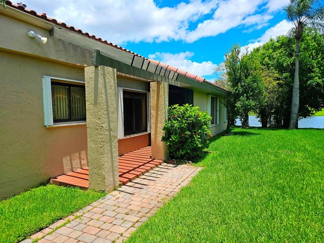 566 Village Lake Drive, Weston, FL 33326