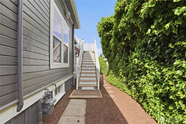 145 Park Avenue N, Renton, WA 98057