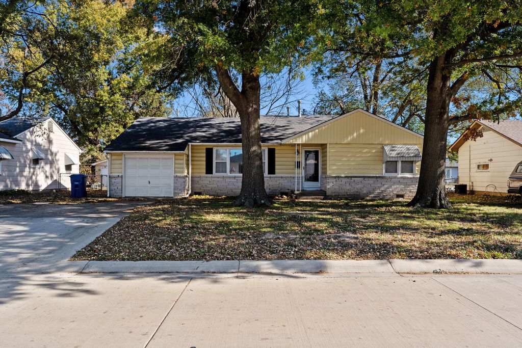 1932 A Street NE, Miami, OK 74354