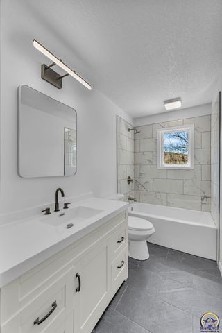 4741 SW Twilight DR, Topeka, KS 66614