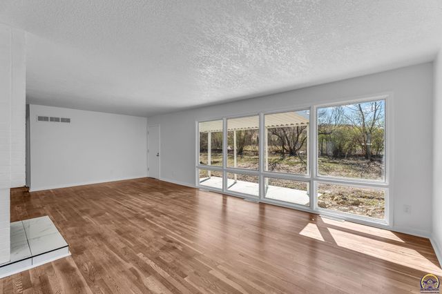 4741 SW Twilight DR, Topeka, KS 66614