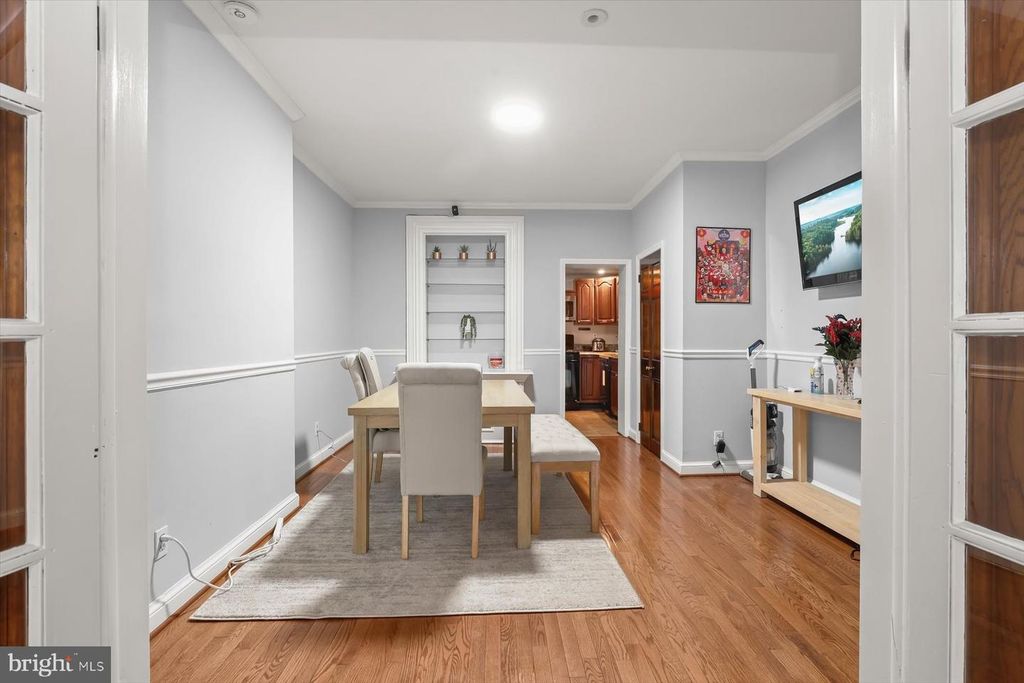 Image 10 of property listing at 633 S LINWOOD AVE S, Baltimore, MD 21224