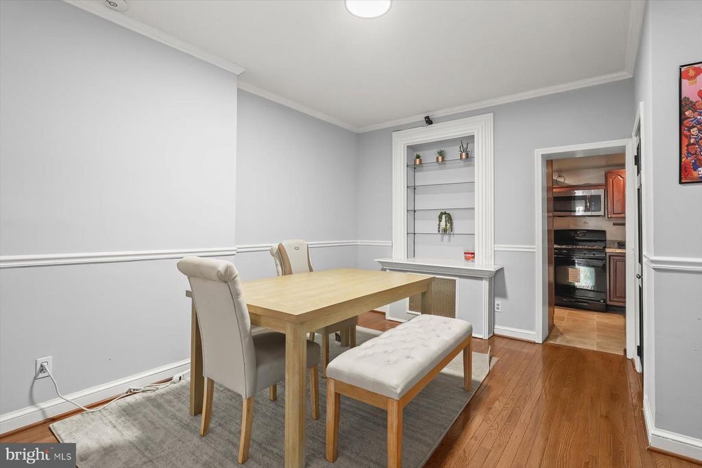 Image 11 of property listing at 633 S LINWOOD AVE S, Baltimore, MD 21224