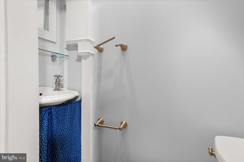 Image 13 of property listing at 633 S LINWOOD AVE S, Baltimore, MD 21224