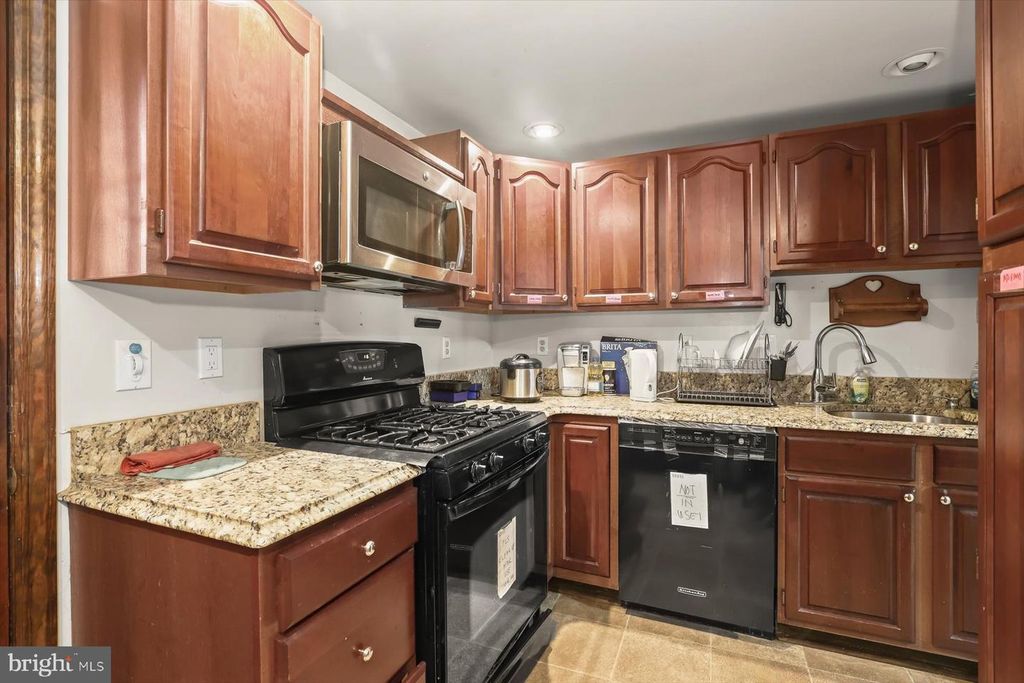 Image 14 of property listing at 633 S LINWOOD AVE S, Baltimore, MD 21224