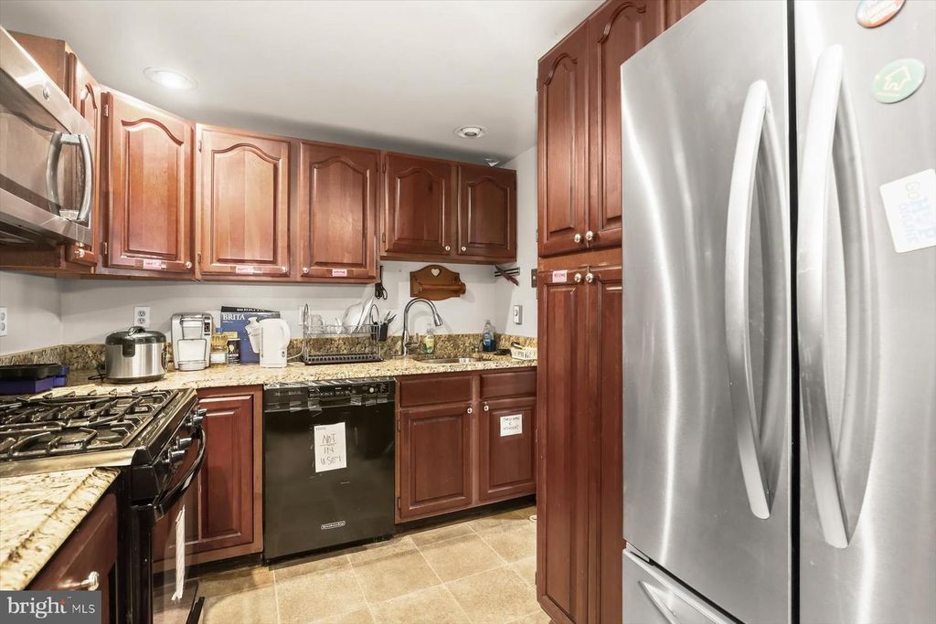 Image 15 of property listing at 633 S LINWOOD AVE S, Baltimore, MD 21224