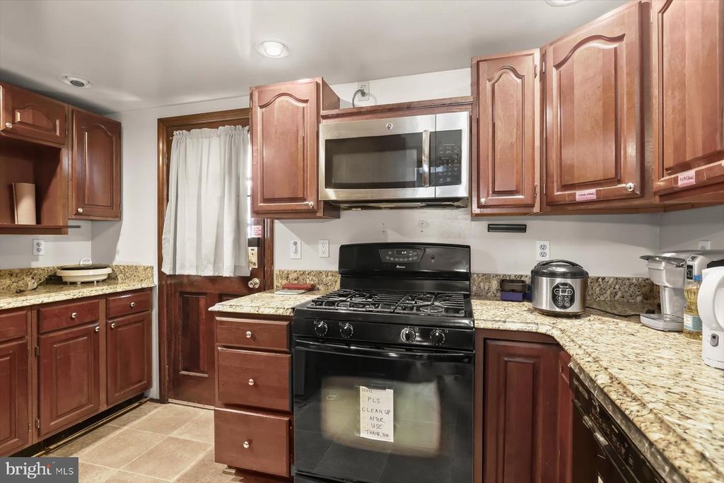 Image 16 of property listing at 633 S LINWOOD AVE S, Baltimore, MD 21224