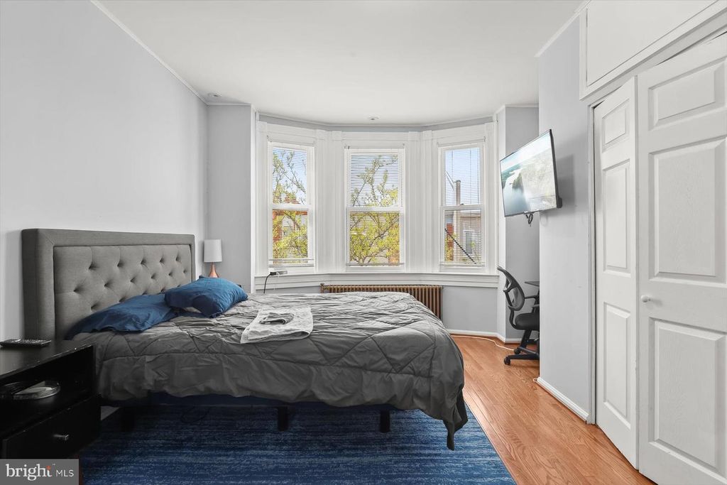 Image 19 of property listing at 633 S LINWOOD AVE S, Baltimore, MD 21224