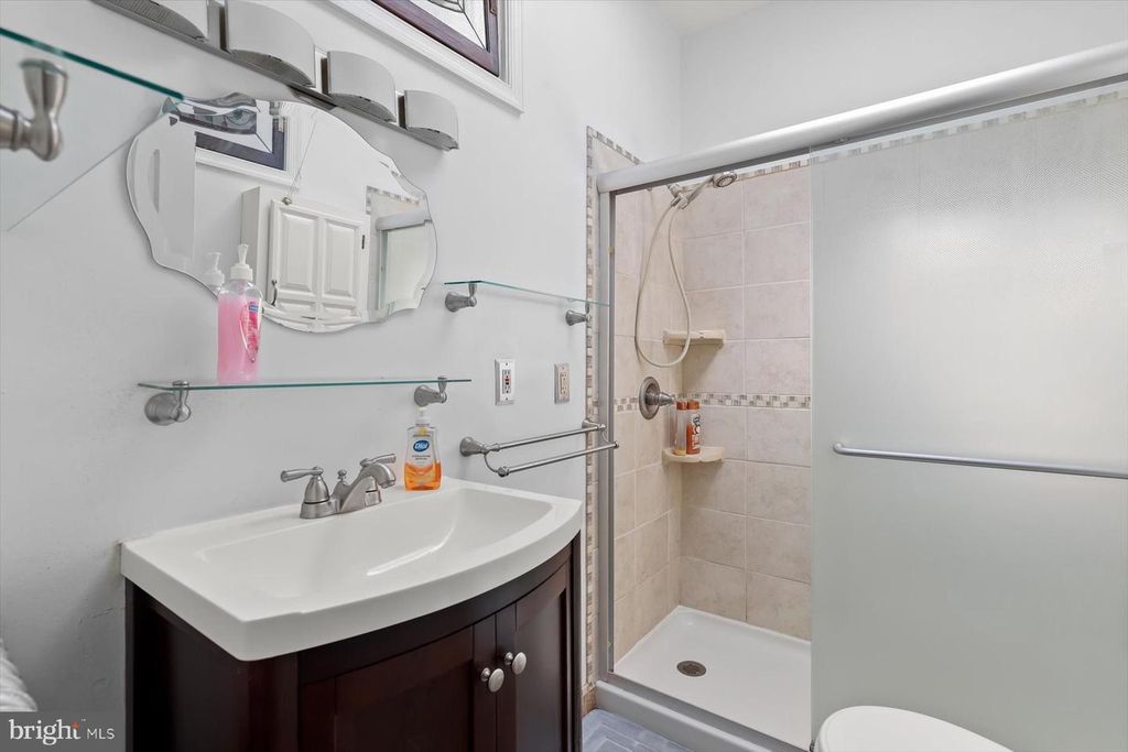 Image 20 of property listing at 633 S LINWOOD AVE S, Baltimore, MD 21224