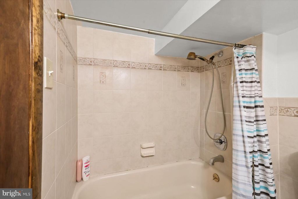 Image 26 of property listing at 633 S LINWOOD AVE S, Baltimore, MD 21224