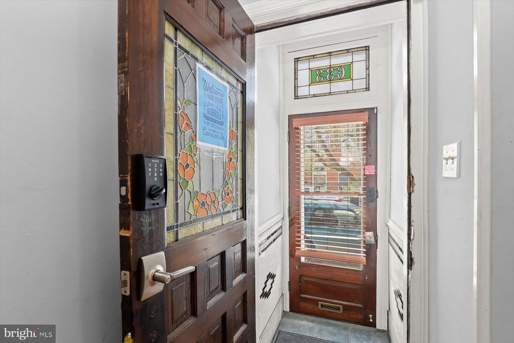 Image 3 of property listing at 633 S LINWOOD AVE S, Baltimore, MD 21224