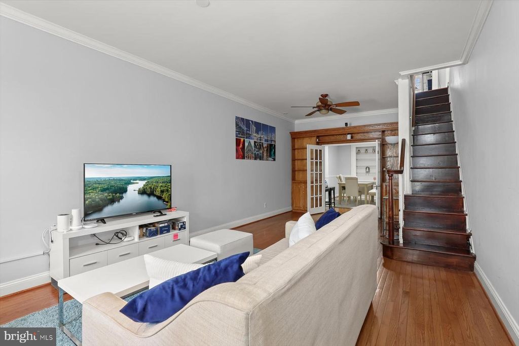 Image 4 of property listing at 633 S LINWOOD AVE S, Baltimore, MD 21224