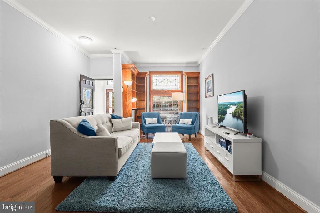 Image 5 of property listing at 633 S LINWOOD AVE S, Baltimore, MD 21224