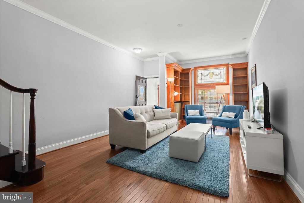 Image 6 of property listing at 633 S LINWOOD AVE S, Baltimore, MD 21224