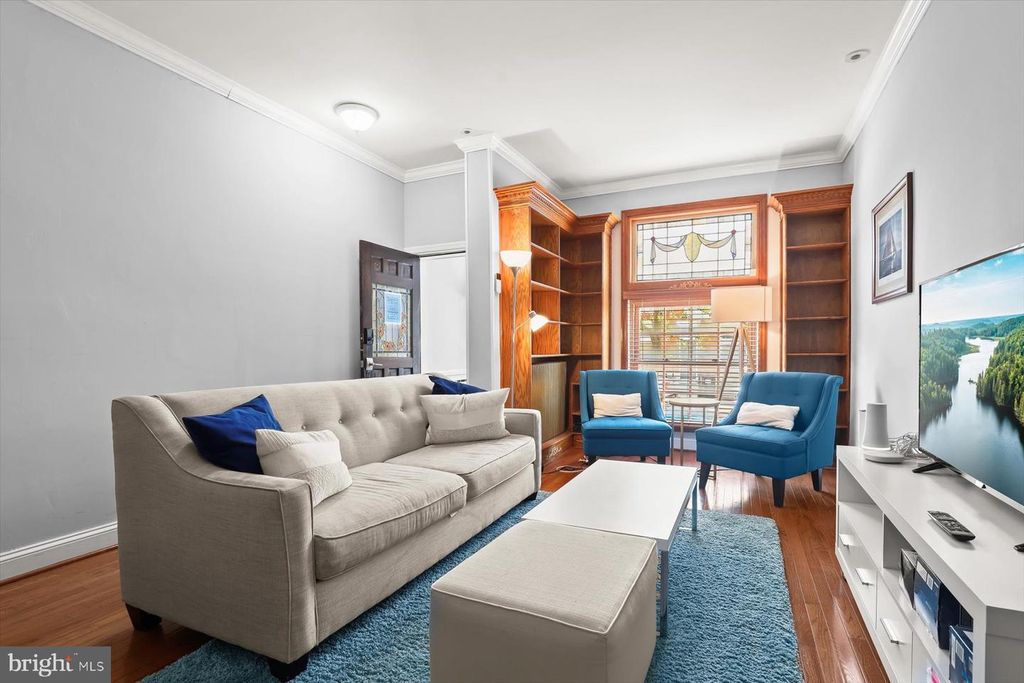 Image 7 of property listing at 633 S LINWOOD AVE S, Baltimore, MD 21224